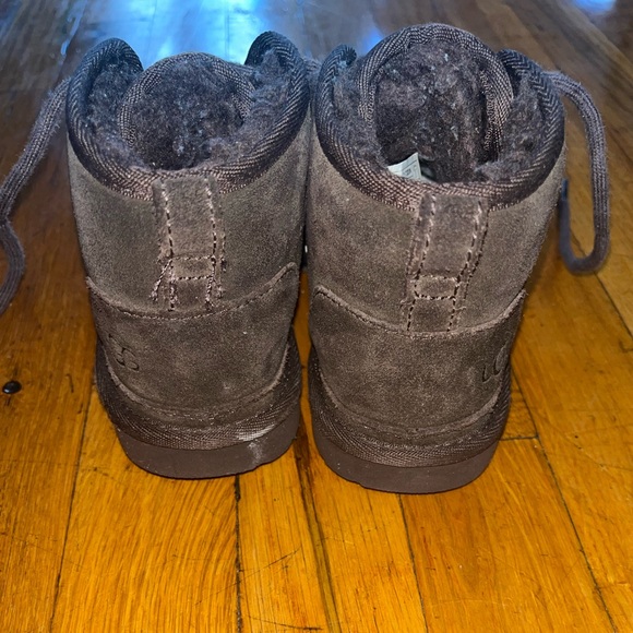 UGG, little kids size 13, Neumel II Boots in Cocoa - Picture 3 of 8